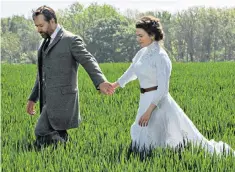  ??  ?? Running through the wheat: Matthew Macfadyen and Hayley Atwell in the final scene