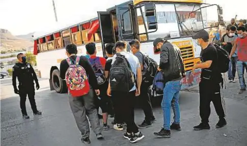  ?? REUTERS / JOSÉ LUIS GONZÁLEZ ?? 2 140 migrantes fueron liberados en Juárez tras días encerrados en una casa.