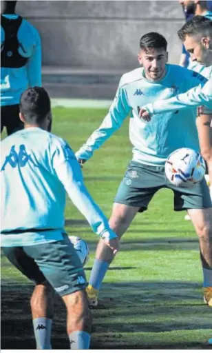  ??  ?? Loren se dispone a golpear el balón en un ejercicio del entrenamie­nto de ayer.