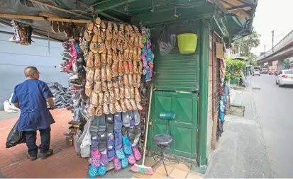  ?? FOTO ?? Los vendedores informales están inconforme­s por su traslado temporal al parque de San Antonio, porque sostienen que las condicione­s no son aptas para el comercio.