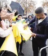  ?? INSTAGRAM ?? Lo juventino Gleison Bremer firma autografi al centro sportivo della Continassa dove si allena il Brasile