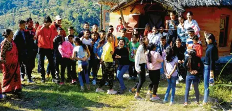  ?? Fotos: Von-Philipp-Foundation ?? Die Kinder freuen sich, dass sie nun auf dem Land leben können. Damit sie sich nicht mit dem Coronaviru­s anstecken können, haben sie das Heim in der Stadt Pokhara verlassen. Schulen und Universitä­ten sind sowieso zu.