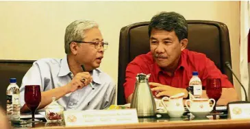  ??  ?? Down to business: Mohamad (right) and Ismail having a discussion during the Umno supreme council meeting at Menara Dato Onn.