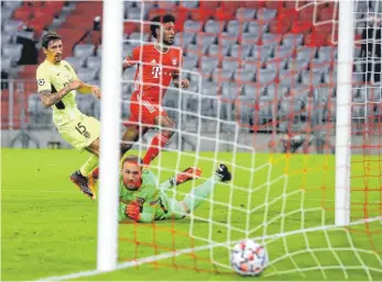  ?? FOTO: MATTHIAS SCHRADER/DPA ?? Torhüter Jan Oblak (vorn) kann nur hinterher schauen, Bayerns Kingsley Coman hat getroffen.