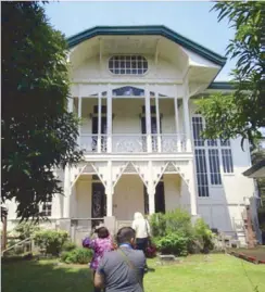  ??  ?? The Malolos Art Deco study tour led by Ivan Man Dy included hidden gems like this ancestral house with a domed ceiling painted by Amorsolo.