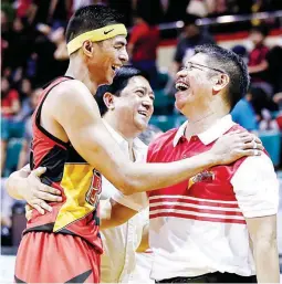  ??  ?? San Miguel coach Leo Austria (right) and Arwind Santos (left) share a good laugh with team governor Robert Non after the Beermen ousted Ginebra San Miguel in their best-of-seven PBA semifinal series. (Rio Leonelle Deluvio)