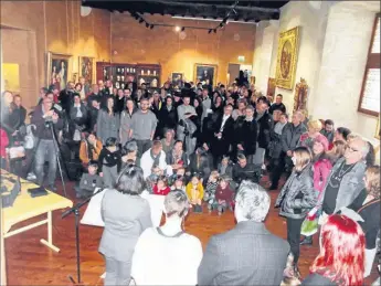  ??  ?? Les visiteurs, tous réunis salle des Apothicair­es pour les discours et le concert-performanc­e de François Dumeaux.