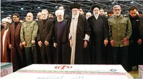  ?? HO/LEADER.IR/AFP PHOTO ?? SAHABAT: Pemimpin Tertinggi Iran Ayatollah Ali Khamenei (empat dari kanan) memimpin salat Jenazah untuk Qasem Soleimani di Teheran kemarin. Khamenei didampingi Ketua DPR Ali Larijani (enam dari kanan), Presiden Hassan Rouhani (lima dari kanan), Ketua MA Ebrahim Raisi (tiga dari kanan), dan Panglima Garda Revolusi Esmail Qaani (dua dari kanan). Soleimani adalah orang kepercayaa­n yang melapor langsung ke Khamenei.