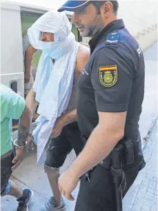  ?? FOTO: IMAGO ?? In Handschell­en und mit einem weißen Laken über dem Kopf wurde Jan Ullrich von der spanischen Polizei abgeführt.