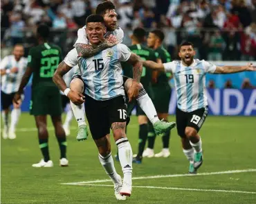  ??  ?? Pure Emotionen: Marcos Rojo jubelt mit Mannschaft­skollege Lionel Messi über seinen späten Siegtreffe­r.