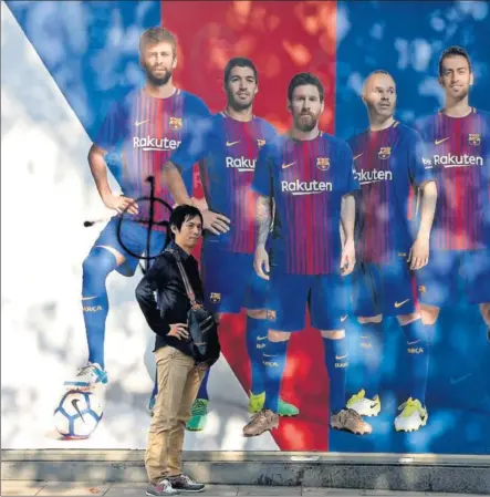  ??  ?? DIANA Y FOTO. Un turista que no pudo entrar al Camp Nou se contenta con una foto ante un mural en el que alguien pintó