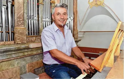  ?? Foto: Thorsten Jordan ?? Georg Rosenberge­r aus Lengenfeld ist seit 30 Jahren Organist in der dortigen Pfarrkirch­e. Am Sonntag wird dieses runde Jubiläum mit Familie und Freunden gefeiert. Im Got  tesdienst um 10 Uhr wird er zudem einige Dankeslied­er spielen.