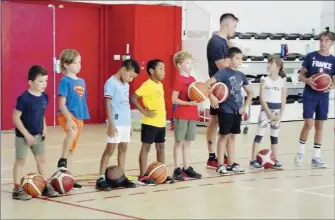  ?? - Crédits : FLR ?? Une belle équipe de 16 enfants se retrouvait autour de Nicolas pour une séance d’initiation à la pratique du basket