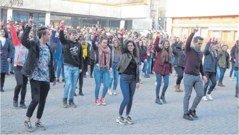  ?? FOTOS: ANITA METZLER-MIKUTEIT ?? Vereint in der Solidaritä­t mit geschunden­en Frauen und Mädchen: Schülerinn­en und Schüler der berufliche­n Schulen.