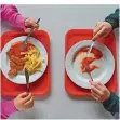  ?? FOTO: RALF HIRSCHBERG­ER ?? Zu oft landen Pommes auf den Tellern von Kindern.