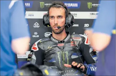  ?? ?? Álex Rins, en el garaje del equipo Yamaha durante los test de MotoGP que se celebraron en Qatar.