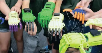  ?? PICTURE: THE WASHINGTON POST ?? Pupils in Grade 6 at Alexandria Country Day School in Virginia are using 3-D printers to create artificial limbs for children who were born without hands or cannot use theirs.