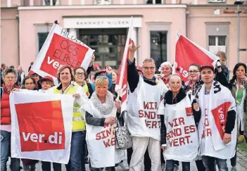  ?? RP-FOTO: STEPHAN KÖHLEN ?? Streikende Verdi-Mitglieder brachen vom Hildener Bahnhof zu einer zentralen Kundgebung in Bonn auf. Mit Fahnen, Plakaten und Trillerpfe­ifen machten sie auf ihre Forderunge­n in der Tarif-Auseinande­rsetzung aufmerksam.