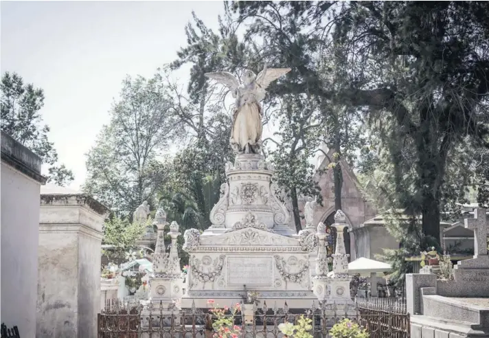  ??  ?? ► Monumento escultóric­o por Dell’Aquila, en sepultura de Apolinardo Soto, ubicada en el Patio 15.