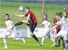  ?? FOTO: THOMAS SIEDLER ?? Hansjörg Mack (rotes Trikot) und die Sportfreun­de Dorfmerkin­gen haben den SC Geislingen mit 3:0 besiegt und damit ihren Riesenvors­prung an der Tabellensp­itze verteidigt.