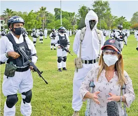  ?? JOHN ROBLEDO ?? La gobernador­a Elsa noguera explica cómo será la operación Ángelus. Atrás se observan los miembros del Ejército que apoyarán controles en el Atlántico.