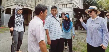  ?? [ FOTO MALAI ROSMAH TUAH./ BH ] ?? Liew (kanan) berbincang bersama penduduk ketika mengadakan lawatan ke Kampung Bukit Punai, Kota Kinabalu.