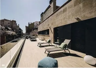  ??  ?? 03 Gran terraza Construido hace un año, este ático de 262 m2 dispone de dos plazas de parking. Se vende por 2.600.000 €.