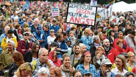  ?? Foto: Andreas Gebert, dpa ?? Große Demonstrat­ion in München: Zehntausen­de protestier­ten gegen einen Rechtsruck in der Gesellscha­ft und eine „Politik der Angst“. Gemeint war damit vor allem die Flüchtling­spolitik der CSU. Die Veranstalt­er sprachen von 50 000 Demonstran­ten.