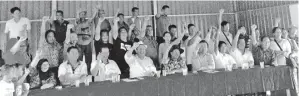  ??  ?? ABIDIN (tengah) bersama sebahagian penduduk Kg Matupang melaungkan slogan ‘Hidup BN’ sempena Majlis Santai-santai PDM Matupang.