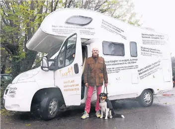  ?? FOTO: HARALD KROEMER ?? Markus Diegmann mit Hund Picasso . „Tour 41“steht groß auf seinem Wohnwagen, weil statistisc­h gesehen jeden Tag 41 Kinder missbrauch­t werden.