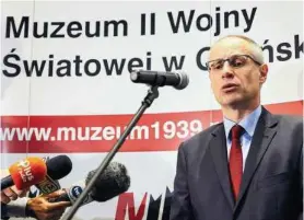  ?? FOT. JAN RUSEK / AGENCJA GAZETA ?? • Paweł Machcewicz, jeszcze jako dyrektor Muzeum II Wojny, na konferencj­i zapowiadaj­ącej otwarcie wystawy w 2017 r.