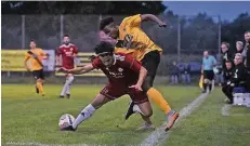  ?? RP-FOTO: VAN OFFERN ?? Prince Kimbakidil­a (r.) stand gestern in der Startelf der „Bullen“.