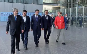  ??  ?? Photo ci-dessus :
Le 25 mai 2017, la chancelièr­e allemande, le président français et les Premiers ministres luxembourg­eois, grec et italien (de droite à gauche) visitent le nouveau siège de l’OTAN à Bruxelles. Quelques jours après l’attentat perpétré...