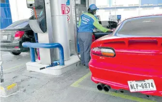  ?? LUIS TORRES /EL HERALDO DE JUÁREZ ?? Paseños cargan su tanque cerca del cruce