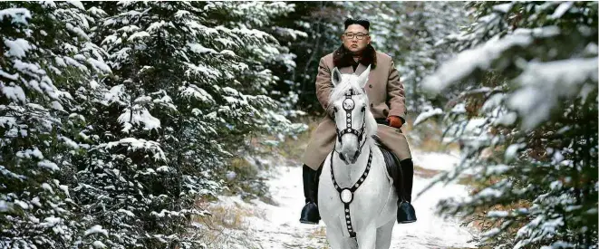  ?? KCNA via KNS/AFP ?? Kim Jong-un visita o Monte Paektu, local sagrado que, segundo a tradição, é para onde o ditador da Coreia do Norte vai às vésperas de momentos importante­s