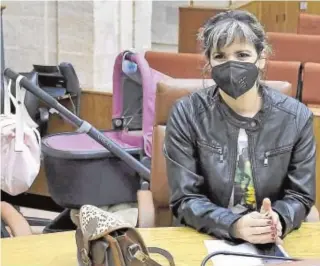  ?? J. M. SERRANO ?? Teresa Rodríguez, con su hija, en el escaño del Parlamento