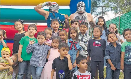  ?? / CORTESÍA ?? El feliz festejado rodeado de sus pequeños invitados y los luchadores