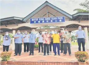  ??  ?? PENGHORMAT­AN: Song (tengah, hadapan) Hilmy, Wee, Dr Sim dan tetamu lain merakam gambar kenangan pada majlis itu.