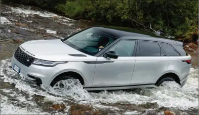  ??  ?? La suspension pneumatiqu­e permet au Velar de disposer d’une garde au sol suffisante pour le tout-terrain, alors que la gamme courte est absente.