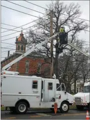  ?? SUBMITTED ?? FirstEnerg­y crews recently installed LED lights around Chardon Square.