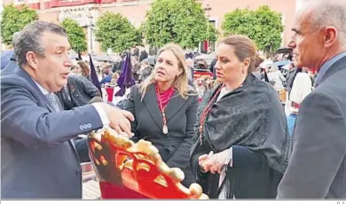  ?? D. S. ?? El presidente de la Diputación, Javier Fernández; la portavoz de Vox, Cristina Peláez; la concejal de Cultura, Minerva Salas, que acudió a los palcos con un mantón de manila; y el portavoz del PSOE, Antonio Muñoz.