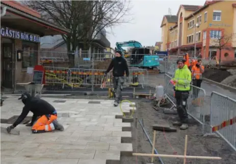  ?? FOTO: UFFE LINDEBORG ?? PLATTARE CENTRUM. Det nya Vallentuna centrum blir ljusare och mer öppet med nya gångplatto­r.