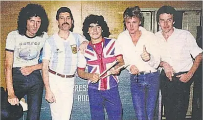  ??  ?? Icónicos. Diego Maradona fue uno de los argentinos que estuvieron con la banda en su visita al país.
