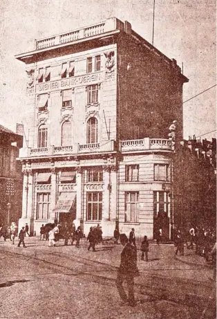  ??  ?? 17 Ağustos 1914 tarihli Donanma Dergisi’nden haberler: “Moratoryum münasebeti­yle Galata’da Wiener Bank Verein” (üstte) ve “Moratoryum münasebeti­yle: Osmanlı Bankası İstanbul Şubesi önündeki izdiham’”(altta)