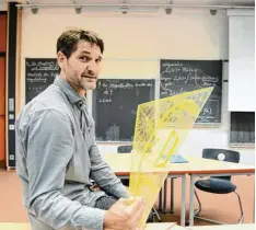  ?? Foto: Peter Roggenthin ?? Als Mathematik Lehrer macht Dieter Frey ebenso eine gute Figur, wie früher als Fuß ball Profi.