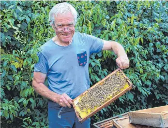  ?? FOTOS: GISELA SGIER ?? Imker und Bienenexpe­rte Hellmut Hirt pflegt seine Bienenvölk­er wie seinen eigenen Augapfel.