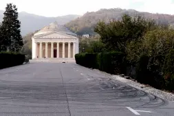  ??  ?? Sgommate Il piazzale del Tempio di Canova a Possagno con i segni delle auto