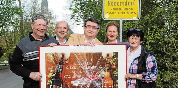  ??  ?? Groß ist die Freude in Rödersdorf im Saale-Orla-Kreis, dem Sieger des vergangene­n Jahres. Kirmesvere­insvorsitz­ender Jürgen Riedel, Schwarzbie­rbrauerei-Gebietsver­kaufsleite­r Karl-Heinz Höfer, OTZ-Chefredakt­eur Jörg Riebartsch,...