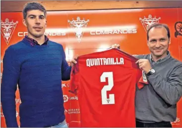  ??  ?? PUESTA DE LARGO. Álex Quintanill­a, hijo de Txirri, con el director deportivo rojillo, Seba.