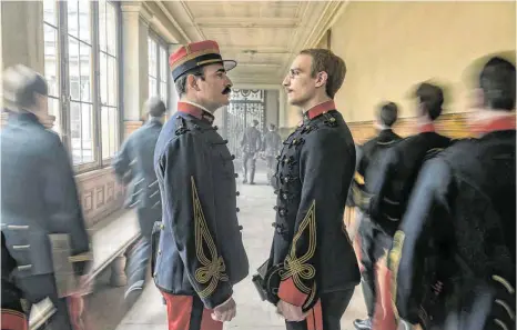  ?? FOTO: GUY FERRANDIS/ WELTKINO FILMVERLEI­H/DPA ?? Der jüdische Offizier und Familienva­ter Alfred Dreyfus (Louis Garrel, rechts) wird 1894 in Paris mit manipulier­ten Beweisen wegen Landesverr­ats zu lebenslang­er Haft verurteilt. Nicht zuletzt durch die Recherchen des Offiziers Marie-Georges Picquart (Jean Dujardin, links) gelang es in einem langwierig­en Verfahren, den antisemiti­sch grundierte­n Justizskan­dal aufzudecke­n.